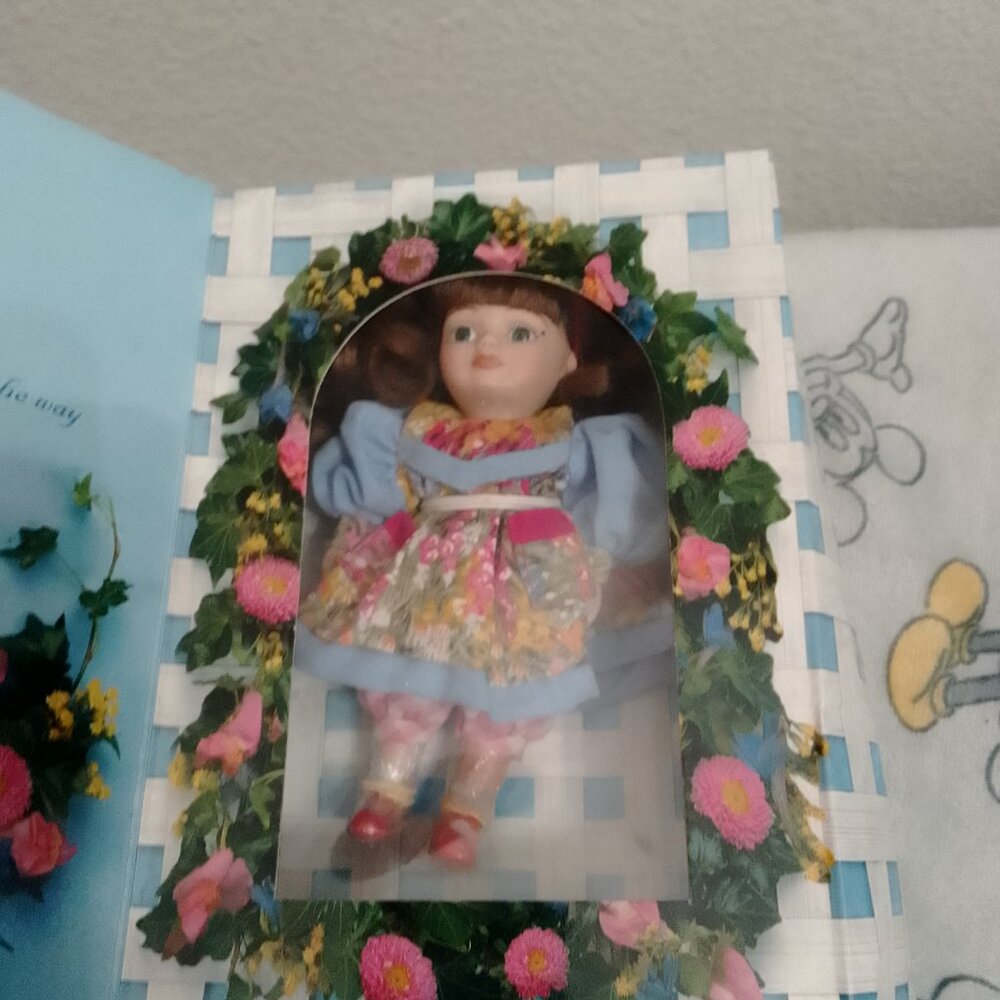 "Knickerbocker", "Marie Osmond" Mother's Day Greeting Card Doll